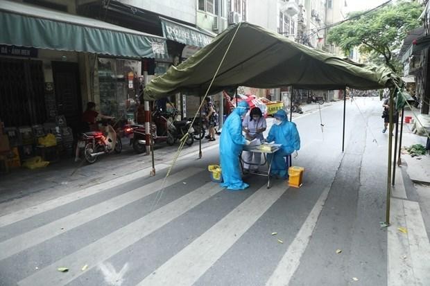 Nhân viên y tế quận Hoàn Kiếm lấy mẫu xét nghiệm Covid-19 cho các trường hợp có nguy cơ cao. (Ảnh: TTXVN)