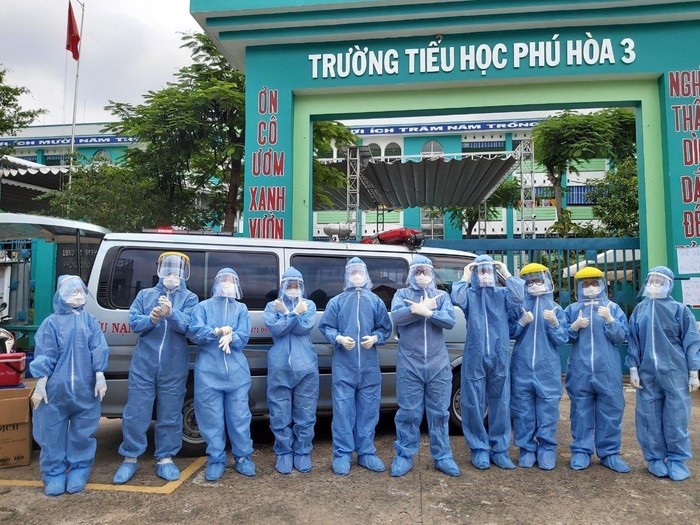 Giáo viên Trường tiểu học Phú Hòa 3 (thành phố Thủ Dầu Một) tình nguyện tham gia hỗ trợ công tác phòng, chống dịch COVID-19. Ảnh: Hữu Đức