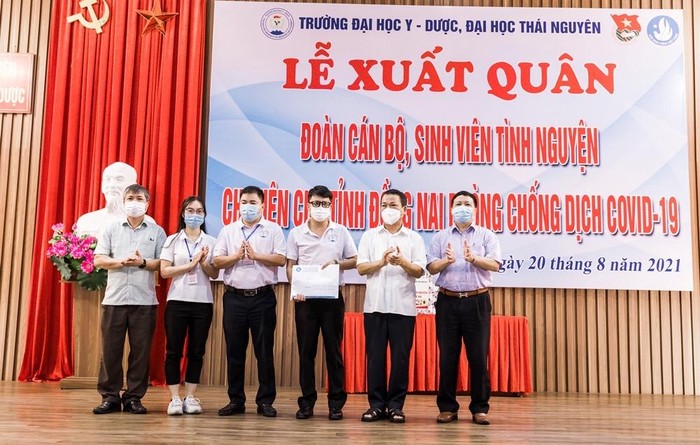 GS.TS Phạm Hồng Quang – Bí thư Đảng ủy, Giám đốc Đại học Thái Nguyên và lãnh đạo Trường Đại học Y - Dược tặng quà động viên đoàn công tác.