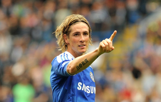 02. Fernando Torres: Có thể bạn ngạc nhiên khi Torres chơi không hay tại Chelsea nhưng vẫn có một vị trí ngất ngưởng. Câu trả lời đơn giản bởi thương hiệu ‘El Nino’ vẫn còn rất nóng tại Tây Ban Nha. Người dân Madrid nếu không thích Real sẽ dành tình cảm cho Atletico, và dĩ nhiên trong đó vẫn còn có Torres. Tại Liverpool và Chelsea, tiền đạo người Tây Ban Nha cũng góp công lớn trong các chiến dịch thương mại. Đừng nói là Chelsea đang lãng phí 50 triệu bảng nhé!.