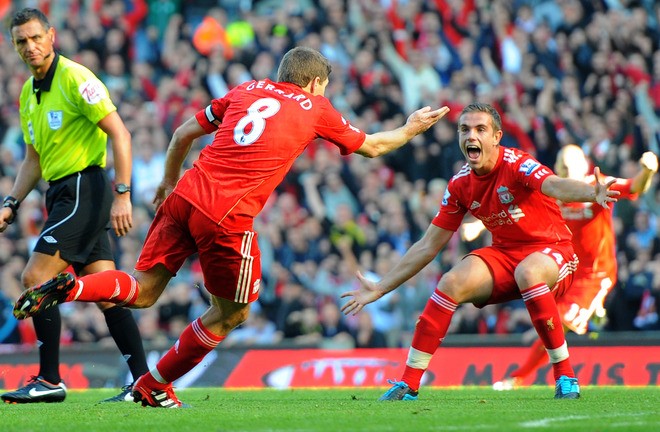 03. Steven Gerrard. Biểu tượng và cũng là lá cờ đầu về doanh số bán áo đấu trên khắp các châu lục của Liverpool. Nếu mến mộ The Reds, người ta sẽ săn áo đấu của Gerrard nhiều nhất.