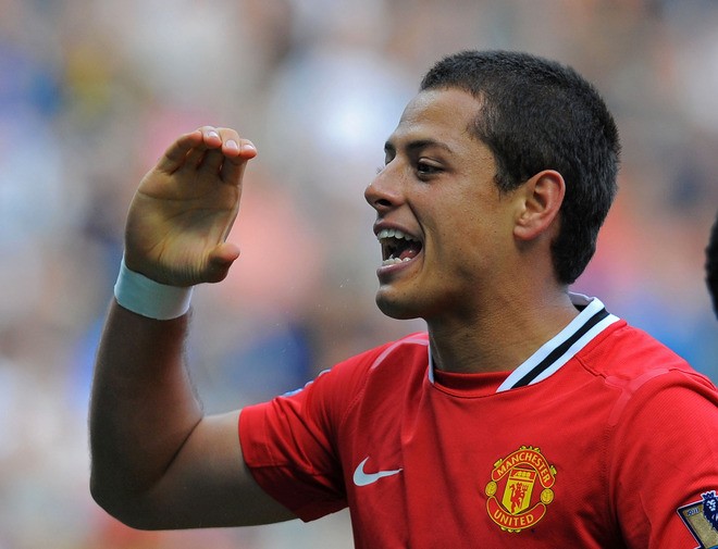 04. Chicharito. Mới chân ướt chân ráo đến Premier League được hơn 1 mùa nhưng Chicharito đã để lại quá nhiều dấu ấn. Anh nhanh chóng trở thành thần tượng trong giới trẻ Mexico. Và ở một quốc gia với dân số hơn 100 triệu người thì chắc chắn, Man Utd sẽ được hưởng lợi từ danh tiếng đang lên của Chicharito.