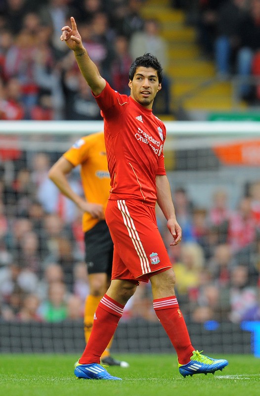 08. Luis Suarez: Cũng như Arshavin, Suarez là tân binh. Nhưng, ở Uruguay quê hương anh thì Suarez đã là một tượng đài. NHM yêu quý anh và cũng mua rất nhiều áo đấu gắn tên anh.