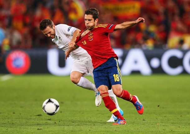 Hậu vệ trái: Jordi Alba (TBN). Alba công thủ toàn diện ở trận thắng Pháp vừa qua. Anh giúp Alonso ghi bàn mở điểm và tạo điều kiện để Pedro băng xuống dẫn đến tình huống 11m ở cuối trận