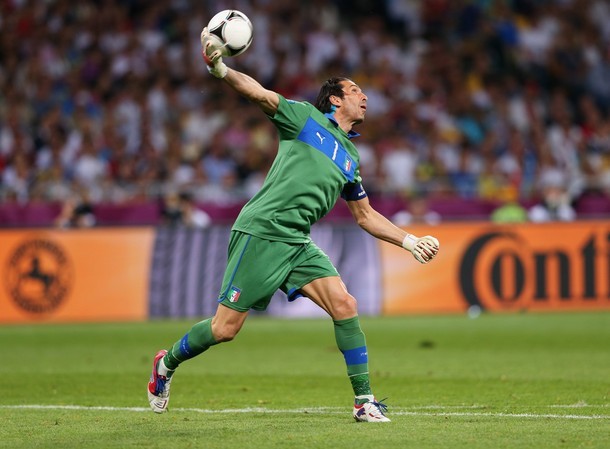 Thủ môn: Buffon (Italia) Chơi cực kỳ kín kẽ, đồng thời cản phá cú đá penalty của Ashley Cole giúp Italia ghi tên vào bán kết. Không ai xuất sắc hơn thủ thành này.