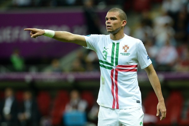Trung vệ: Pepe (BĐN). Không ai xứng đáng hơn Pepe trong vai trò thống lĩnh hàng thủ ở tuyển BĐN. Anh tiếp tục tỏa sáng bằng việc khóa chặt Milan Baros