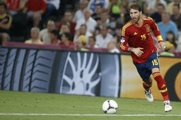 Trung vệ: Ramos (ĐT TBN) Khác với màn trình diễn bất thường tại Real, Ramos đang cho thấy anh là chốt chặn an toàn của ĐT Tây Ban Nha với việc khóa chặt Ribery cũng như Benzema ở trận thắng Pháp vừa qua.