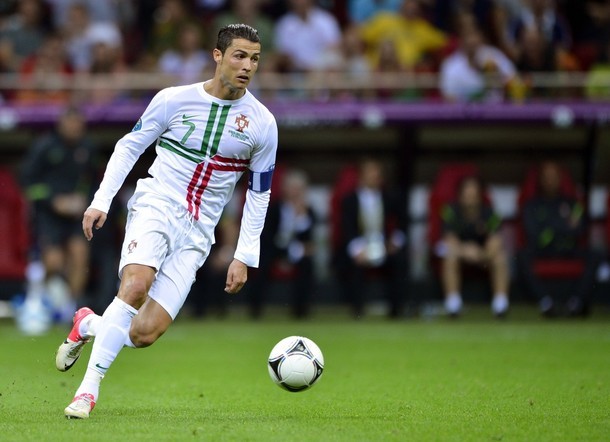 Trung phong: Ronaldo (BĐN): Ronaldo là nhân vật chính trận thắng Czech 1-0. Không chỉ bởi anh ghi bàn duy nhất mà còn có 2 lần tiền đạo này dứt điểm trúng cầu môn.
