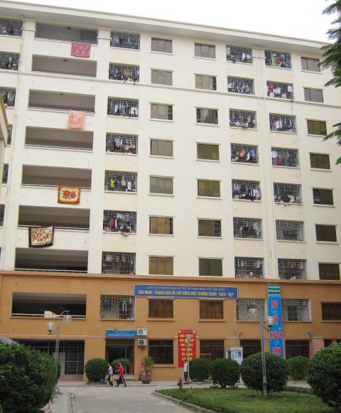 Cơ sở 1 của KTX ĐH Công nghiệp Hà Nội là một tòa nhà 9 tầng với 6 thang máy.
