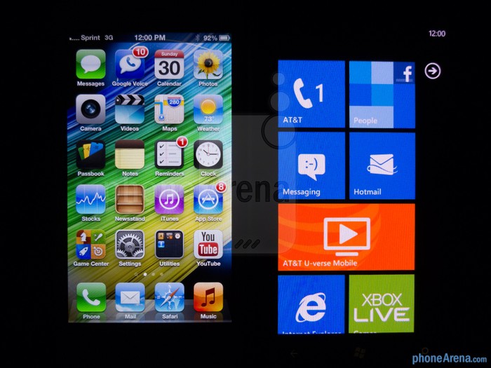 iPhone 5 (bên trái) và Lumia Nokia 900 (bên phải)