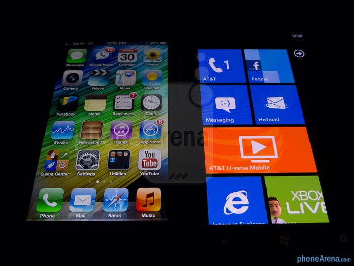 iPhone 5 (bên trái) và Lumia Nokia 900 (bên phải)