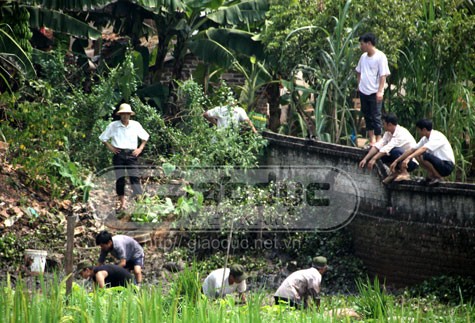 Lực lượng công an xã Thanh Lâm đang mò tìm chiếc dao gấp vào sáng nay.