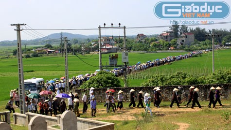 Vụ thảm sát kinh hoàng đã khiến 3 người chết, trong đó có cháu bé 18 tháng tuổi. Đám tang ba nạn nhân được đưa cùng lúc trước hàng nghìn người thương tiếc tiễn biệt.