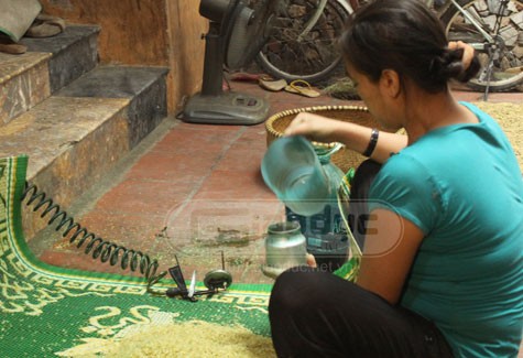 Phẩm màu được pha với nước lã, sau đó phun hoặc vẩy đều lên những mẻ cốm rồi để cho ráo.