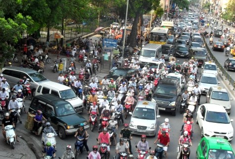 Ai cũng chen lấn không chịu nhường đường khiến tình trạng ùn tắc giao thông mỗi lúc một kéo dài trên đường. (Ảnh: NP)