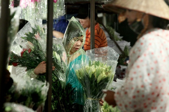 Chỉ sau khoảng hơn một giờ đồng hồ, chợ đông nghịt người đổ về đây để bán - mua hoa.