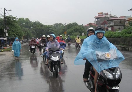 Khu vực Hà Nội có mưa rào và dông mạnh và tố tốc.