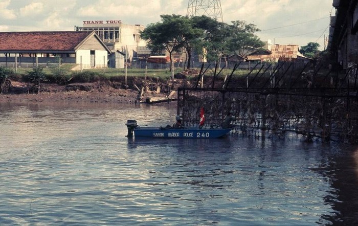 Quang cảnh nhìn từ dưới cầu Chữ Y. XEM THÊM =>> Hình ảnh Việt Nam CHÙM ẢNH: TRƯỜNG SA - MỘT PHẦN CỦA TỔ QUỐC CHÙM ẢNH: BỘ ẢNH CỰC HIẾM TOÀN CẢNH TRƯỜNG SA TỪ TRỰC THĂNG AI CHƯA ĐẾN TRƯỜNG SA, CẦN XEM 31 TẤM HÌNH NÀY CÔNG BỐ NHỮNG HÌNH ẢNH "KHÔNG THỂ KÌM NỔI" VỀ TRƯỜNG SA