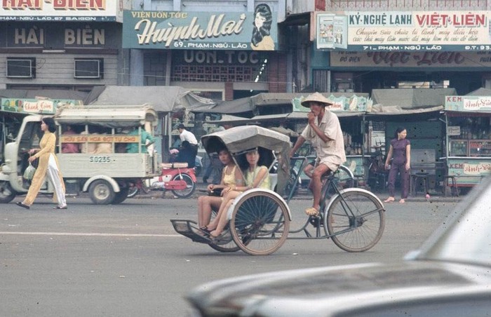 Trên đường Phạm Ngũ Lão. XEM THÊM =>> Hình ảnh Việt Nam CHÙM ẢNH: TRƯỜNG SA - MỘT PHẦN CỦA TỔ QUỐC CHÙM ẢNH: BỘ ẢNH CỰC HIẾM TOÀN CẢNH TRƯỜNG SA TỪ TRỰC THĂNG AI CHƯA ĐẾN TRƯỜNG SA, CẦN XEM 31 TẤM HÌNH NÀY CÔNG BỐ NHỮNG HÌNH ẢNH "KHÔNG THỂ KÌM NỔI" VỀ TRƯỜNG SA