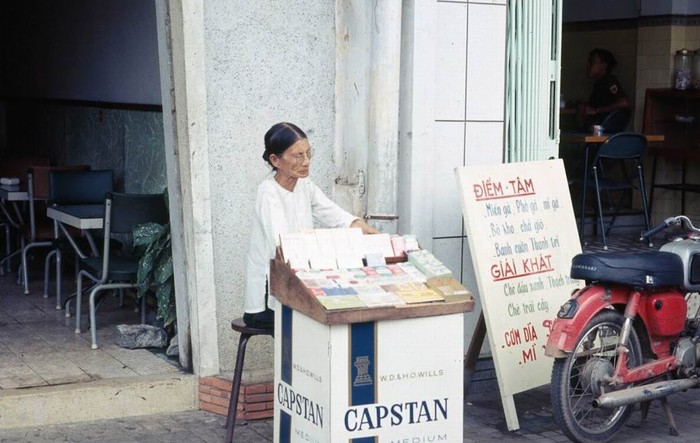 Một cụ bà bán thuốc lá trên vỉa hè. XEM THÊM =>> Hình ảnh Việt Nam CHÙM ẢNH: TRƯỜNG SA - MỘT PHẦN CỦA TỔ QUỐC CHÙM ẢNH: BỘ ẢNH CỰC HIẾM TOÀN CẢNH TRƯỜNG SA TỪ TRỰC THĂNG AI CHƯA ĐẾN TRƯỜNG SA, CẦN XEM 31 TẤM HÌNH NÀY CÔNG BỐ NHỮNG HÌNH ẢNH "KHÔNG THỂ KÌM NỔI" VỀ TRƯỜNG SA