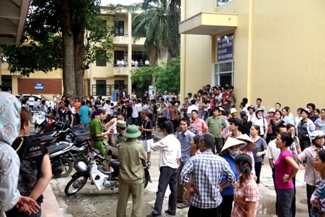 Sự việc xảy ra sáng ngày 23/5 đã khiến hàng trăm người dân kéo về BVĐK Vân Đình phản đối cách làm việc tắc trách và thiếu trách nhiệm của các BS tại đây.