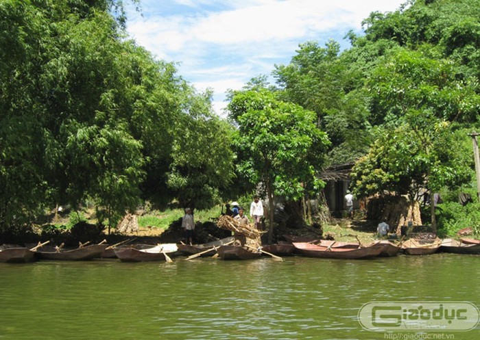 Bến đò nơi vào thung trồng ngô và những cây hoa màu của người dân địa phương. Xem thêm 'Say' với cảnh sắc nước non hùng vĩ lãng mạn của hồ Quan Sơn (P1)