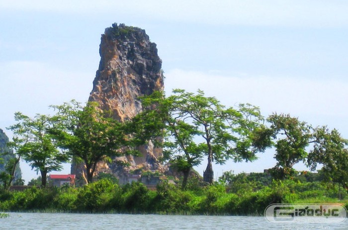 Phía xa là một ngọn núi của mỏ đá Quan Sơn đã được khai thác gần cạn kiệt. Xem thêm 'Say' với cảnh sắc nước non hùng vĩ lãng mạn của hồ Quan Sơn (P1)