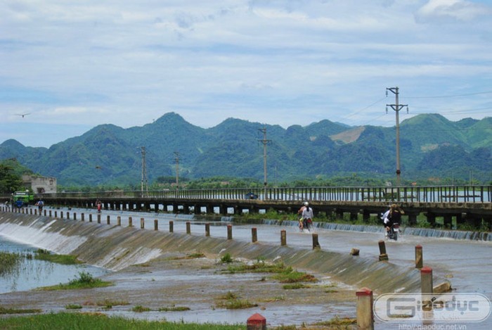 Phía bên ngoài hồ được xây dựng đập tràn và cây cầu để người dân qua lại mùa nước được thuận tiện và tránh tai nạn đáng tiếc. Xem thêm 'Say' với cảnh sắc nước non hùng vĩ lãng mạn của hồ Quan Sơn (P1)