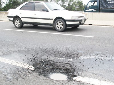 Hàng loạt ổ gà lớn trên đường cao tốc - Ảnh: P.Thanh