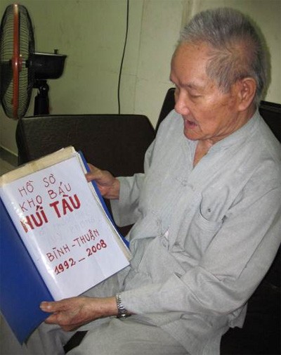 Ông Trần Văn Tiệp và xấp hồ sơ "kho báu" núi Tàu - Ảnh: Minh Nam