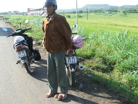 Tuy đi lại khó khăn nhưng anh Tài vẫn điều khiển xe mô tô bình thường