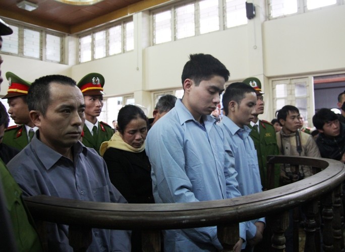 Lê Văn Luyện, Lê Văn Miên và Trương Thanh Hồng đứng hơn 2 tiếng để nghe Chủ tọa phiên tòa tuyên án.