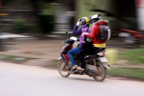 Nhiều sinh viên mạo hiểm đi xe máy vào Nam ảnh 4
