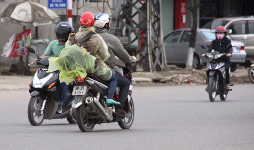 Nhiều sinh viên mạo hiểm đi xe máy vào Nam ảnh 5