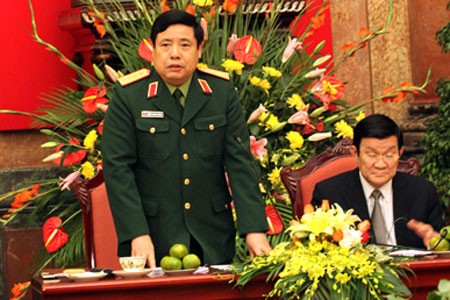 Bộ trưởng Phùng Quang Thanh báo cáo Chủ tịch nước. Ảnh: QĐND.