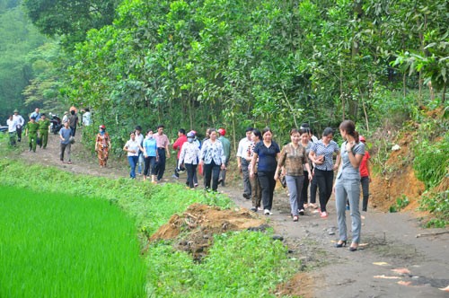 Người dân kéo nhau đến hiện trường vụ tai nạn theo dõi công tác cứu hộ. Người thân các nạn nhân vẫn ngóng chờ tin tức. Chó nghiệp vụ được huy động. Ban chỉ huy cứu nạn tính toán các phương án giảm thiểu thiệt hại.