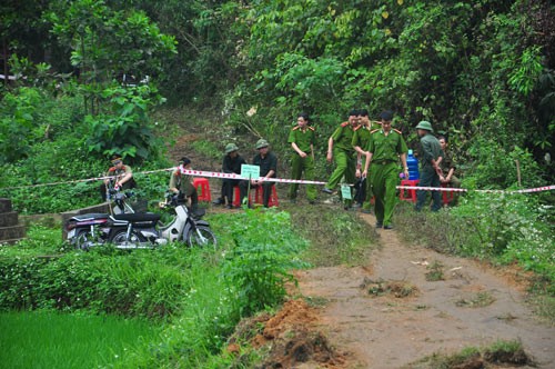 Người dân kéo nhau đến hiện trường vụ tai nạn theo dõi công tác cứu hộ. Người thân các nạn nhân vẫn ngóng chờ tin tức. Chó nghiệp vụ được huy động. Ban chỉ huy cứu nạn tính toán các phương án giảm thiểu thiệt hại.