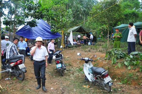 Người dân kéo nhau đến hiện trường vụ tai nạn theo dõi công tác cứu hộ. Người thân các nạn nhân vẫn ngóng chờ tin tức. Chó nghiệp vụ được huy động. Ban chỉ huy cứu nạn tính toán các phương án giảm thiểu thiệt hại.