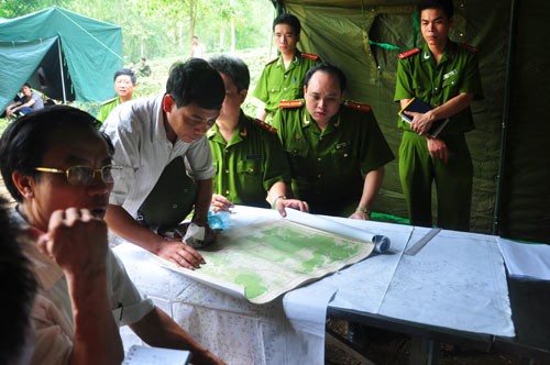 Người dân kéo nhau đến hiện trường vụ tai nạn theo dõi công tác cứu hộ. Người thân các nạn nhân vẫn ngóng chờ tin tức. Chó nghiệp vụ được huy động. Ban chỉ huy cứu nạn tính toán các phương án giảm thiểu thiệt hại.