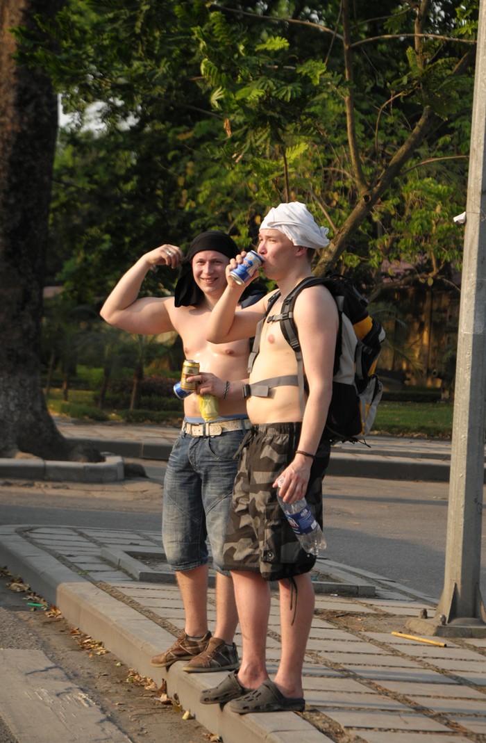 Hai thanh niên ngoại quốc cởi trần vì không chịu được nắng nóng của Hà Nội
