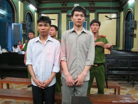 Tô Thanh Hận (đứng bên trái ảnh)