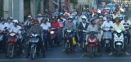 Nhà báo Mỹ nói về "mánh khóe" lái xe máy ở VN, Tin tức trong ngày, lai xe may o viet nam, lai xe may, giao thong viet nam, duong pho viet nam, khach nuoc ngoai noi ve viet namdu lich viet nam, ve dep viet nam, tap quan nguoi viet nam, khach tay noi ve viet nam, tap di xe, an toan giao thong, luat giao thong, bao, tin hay, tin hot, tin tuc