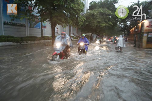 Người đi đường vất vả di chuyển trên phố Lê Trọng Tấn (Thanh Xuân - HN)