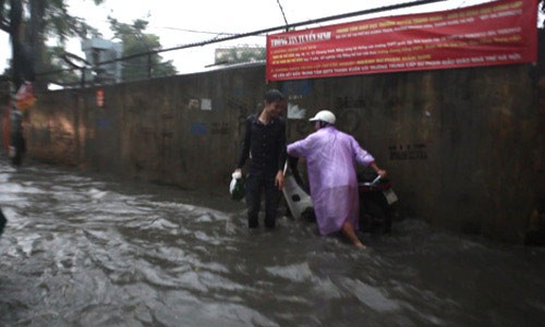 Trên phố Lê Trọng Tấn, nhiều người phải xuống dắt bộ vì xe chết máy