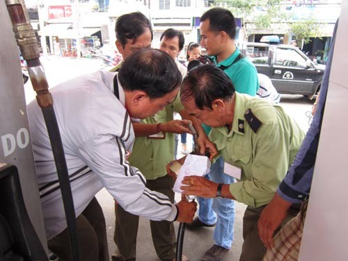 Hàng trăm xe chết máy: Kiểm tra cây xăng, Tin tức trong ngày, xang dom, xe chet may, cay xang lan anh, dat xe, chu cay xang, xang pha, bao, tin tuc, tin hot, tin hay, vn