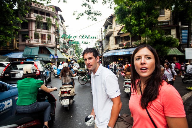 Lần tiên đến Việt Nam, cặp vợ chồng mới cưới Nathan và Angie Dobrofsky đang qua đường trong khu phố cổ Hà Nội. 
