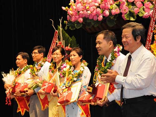 Khen thưởng dồn cho chức sắc (?!), Tin tức trong ngày, chien si thi dua, chien si thi dua toan quoc, dnah hieu chien si thi dua, phong tang danh hieu chien si thi dua, khen thuong cap nha nuoc, cong dan tieu bieu, bao, tin hay, tin hot, tin tuc, vn