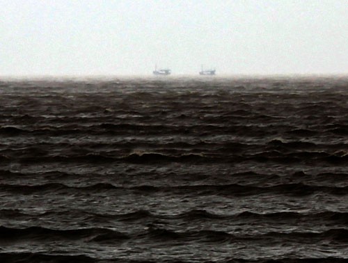 Hai chiếc tàu cá cuối cùng của ngư dân Hậu Lộc đang tìm cách vào cửa lạch tránh bão (Ảnh: Thanh niên)