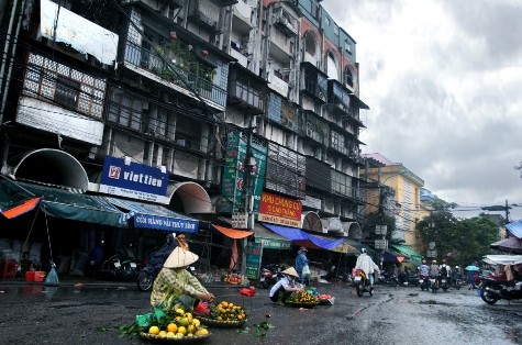 Lúc 17h30 tại Hà Nội, mây đen vần vũ bầu trời, đường phố cũng thưa thớt hơn ngày thường (Ảnh: Nguyễn Khoa)