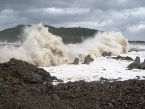 Sóng đánh tan đoạn đê biển nối đảo Hòn Cỏ với cảng Hòn La. (Nguồn: nhandan.com.vn)
